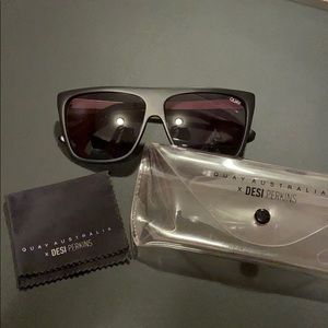 Quay X Desi Perkins blk/gold sunglasses
